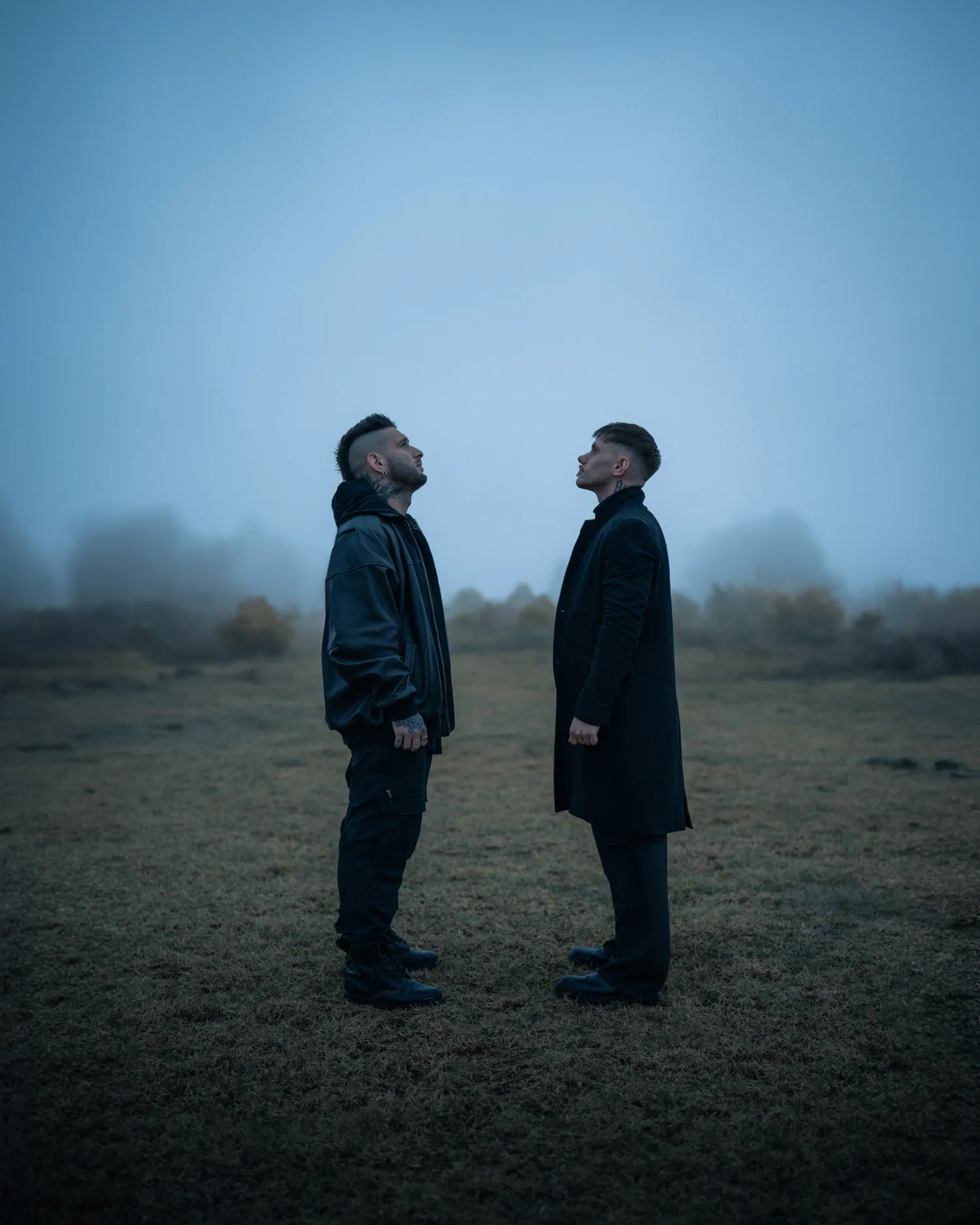 Mateo D'Angelo y Felipe Bonilla frente a frente en un campo con niebla